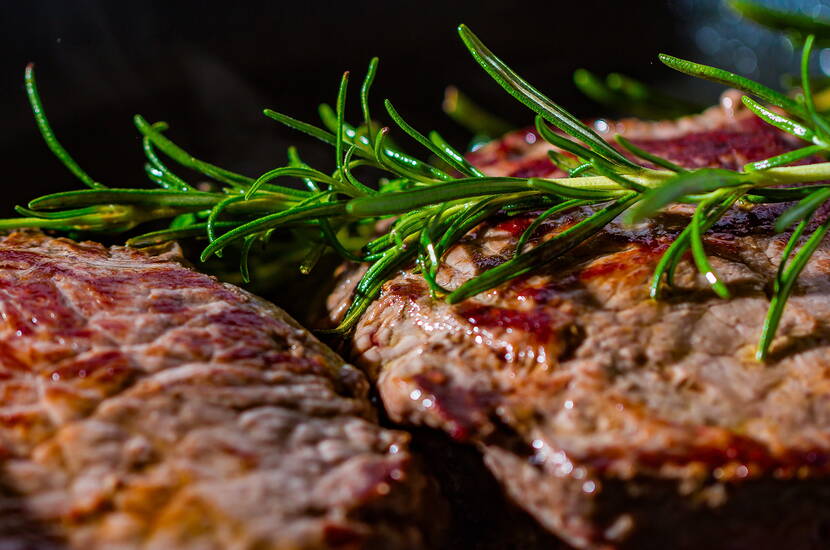 Vom gesundheitlichen Aspekt her ist grilliertes Rindfleisch unbedenklich, sofern es nicht zu oft genossen wird.