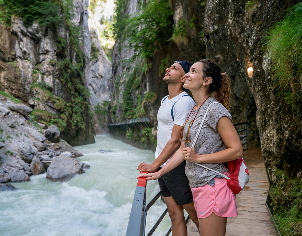 Und eine spannende und eindrückliche Wanderung kannst du erleben, wenn du die mystische Aareschlucht im Berner Oberland besuchst. Die Kraft und Ursprünglichkeit der Aare fasziniert seit langer Zeit Besucher aus Nah und Fern. Ein Naturschauspiel, dass du dir auf keinen Fall entgehen lassen solltest!