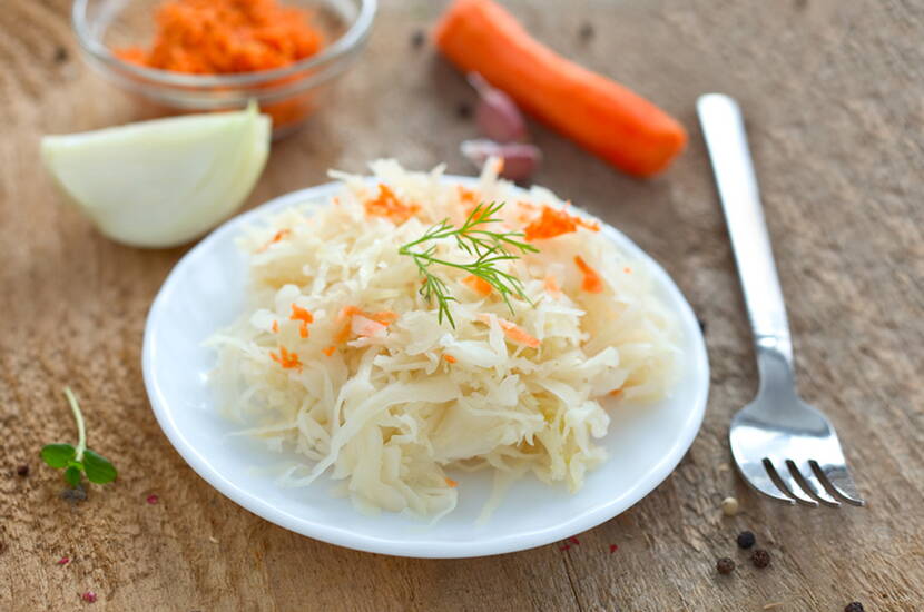 Dafür schält ihr 1-2 Knoblauchzehen, drückt sie durch die Knoblauchpresse und vermischt sie mit Salz, Essig und etwas Zucker. Öl zu der Sauce geben und kräftig unterrühren. Wer es pikant mag, gibt noch frischen Ingwer und Sambal Oelek bei. 