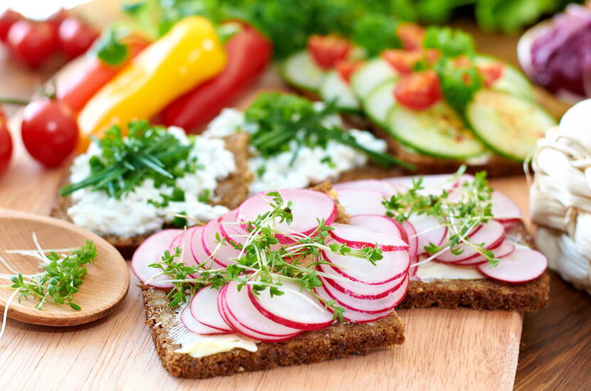 Das Backen von Brot ist eine der meditativsten Tätigkeiten in der Küche. Ganz nebenbei bringt das Kneten des Teiges auch noch den Kreislauf in Schwung und kann fast schon als sportliche Betätigung angesehen werden. 