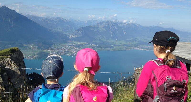 Trotti-Biken auf dem Niederhorn  mit zwei verschiedenen Routen, die nach Beatenberg Station führen. Die blaue Route "Diretissima" ist mit 6 Kilometer, die kürzere Strecke. Die rote Route "Flanierama" ist 12 Kilometer lang und beinhaltet zum Teil noch kurze Spazierstrecken.