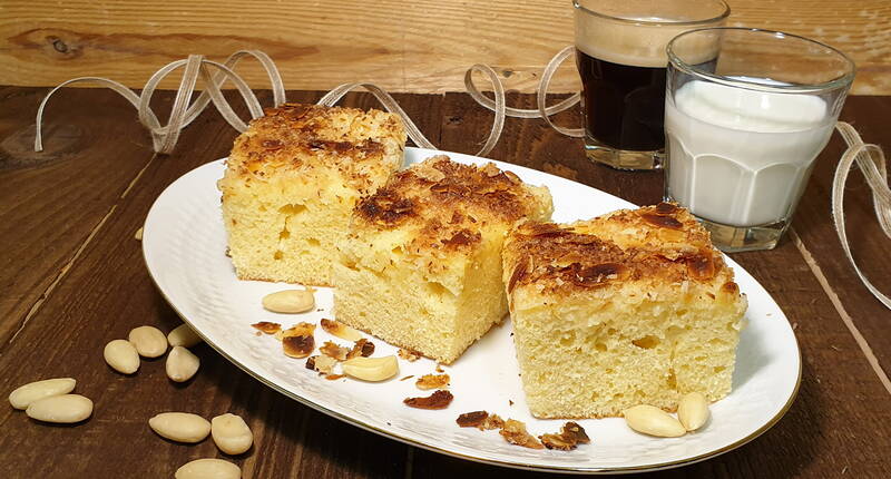 Ein wunderbar saftiger Kuchen mit Hüftgold-Potential. Du hast gerade etwas wenig Zeit & möchtest trotzdem schnell ein leckeres Dessert backen? Dann ist der Buttermilch-Kuchen ideal für dich. Mit einer Backzeit, die lediglich 20 Minuten beträgt, ist er ruckzuck fertig.