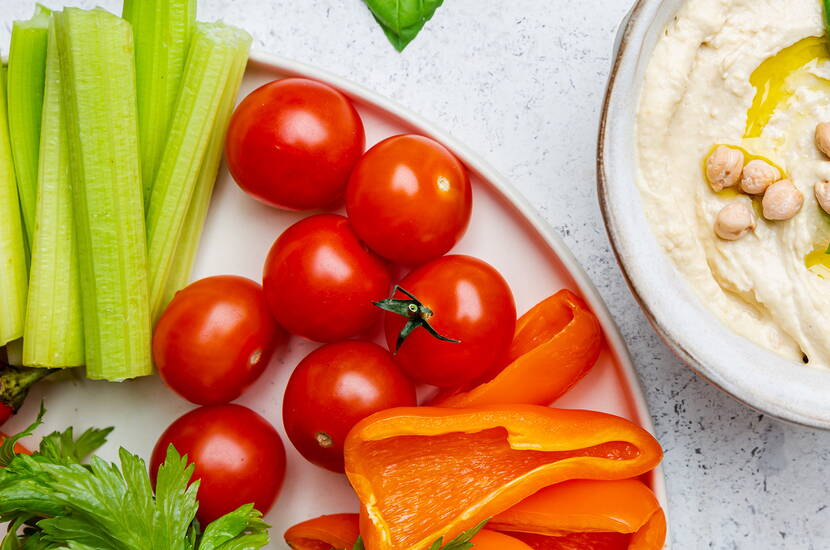 Bestimmt ist dir längst bekannt, dass du täglich 5 Portionen Früchte & Gemüse essen solltest. Du versuchst immer wieder dich ein klein wenig gesünder zu ernähren, scheiterst jedoch an der Umsetzung oder es fehlt dir schwer, einfach Menüs zu kreieren? Hilfreichte Tipps, wie die Integration funktioniert