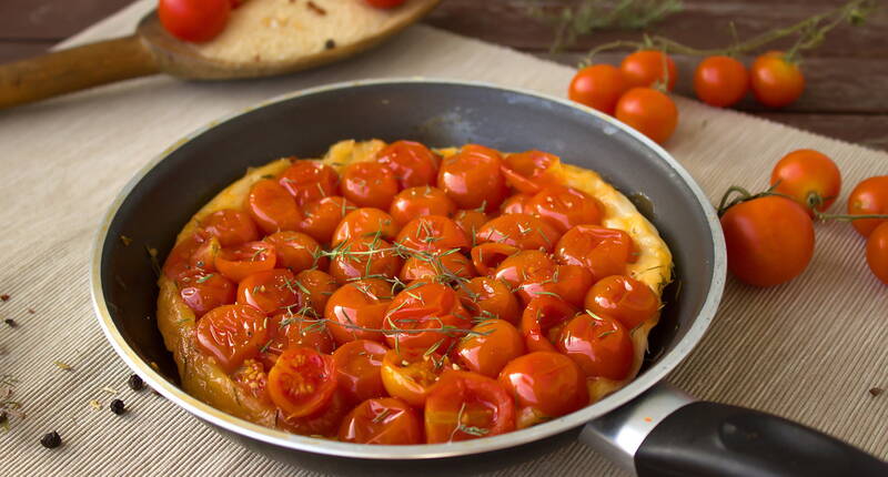 Ein fantastisches Gericht, dass du dir auf keinen Fall entgehen lassen solltest. Die sonnengereiften Tomaten mit ihrem betörenden Duft und der knusprige Teigboden der regelrecht auf der Zunge zergeht. Die Herstellung ist äusserst einfach, unkompliziert und anfängertauglich.