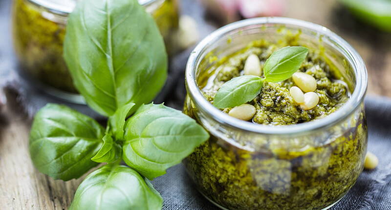 Selbstgemachtes Basilikum-Pesto für Pasta, Gnocchi oder als Aufstrich. Das Pesto eignet sich auch super als Mitbringsel.