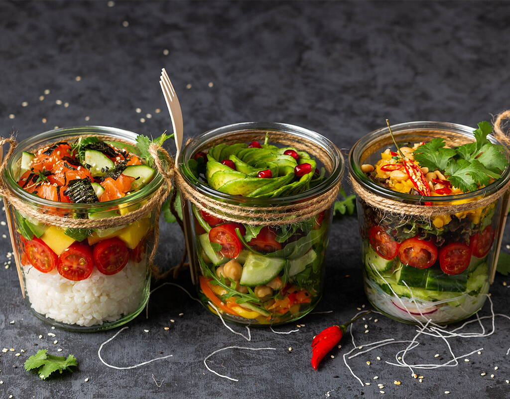 Il tonno in scatola è perfetto per un'insalata sana e genuina in barattolo. Per una pausa pranzo in negozio, per una gita fuori porta o come spuntino croccante in piscina: i vasetti di insalata possono essere riempiti singolarmente e sono sempre molto apprezzati. Nel nostro articolo, la nostra terapista nutrizionale spiega come riempire i vasetti in modo da poterli preparare in anticipo.