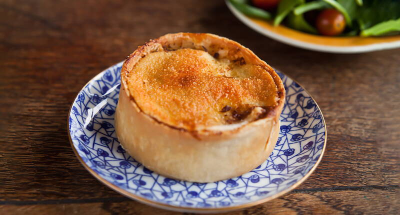 Die leckeren kleinen Scotch Pies gehören in England einfach immer dazu. Die kleinen Pasteten können sowohl warm als auch kalt genossen werden.