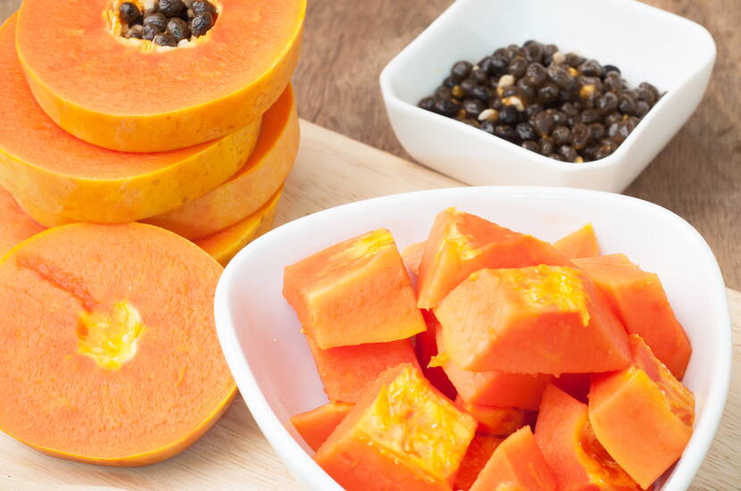 Eine selbstgemachte Gesichtsmaske aus Papaya kann dazu beitragen, die Haut zu regenerieren und zu revitalisieren, denn Papayas sind reich an Vitamin A und Papain. Papain ist ein Enzym, das helfen kann, abgestorbene Hautzellen zu entfernen und die Haut zu glätten. Die Maske eignet sich besonders für Menschen mit fahler und müder Haut.