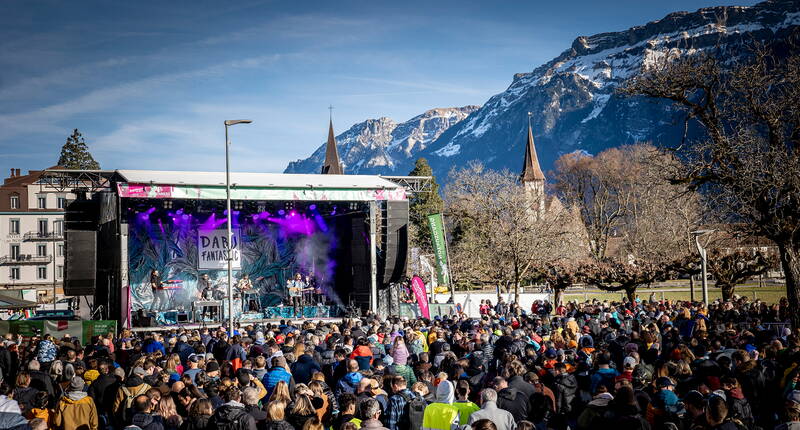 Le 1er janvier, un open-air unique vous attend au milieu des montagnes impressionnantes – en direct et plein d’émotions! Profitez de concerts en plein air d’artistes suisses de renom et laissez-vous envoûter par la musique entraînante et l’ambiance énergique.