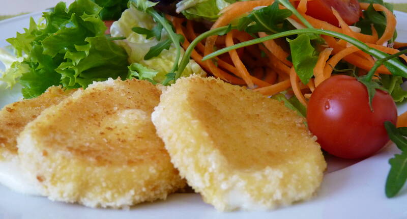 In 15 Minuten stehen die kross gebratenen Mozzarella Scheiben auf dem Tisch. Perfekt, wenn es schnell gehen muss. Serviert mit einem leckeren Salat eine leckere Mahlzeit.