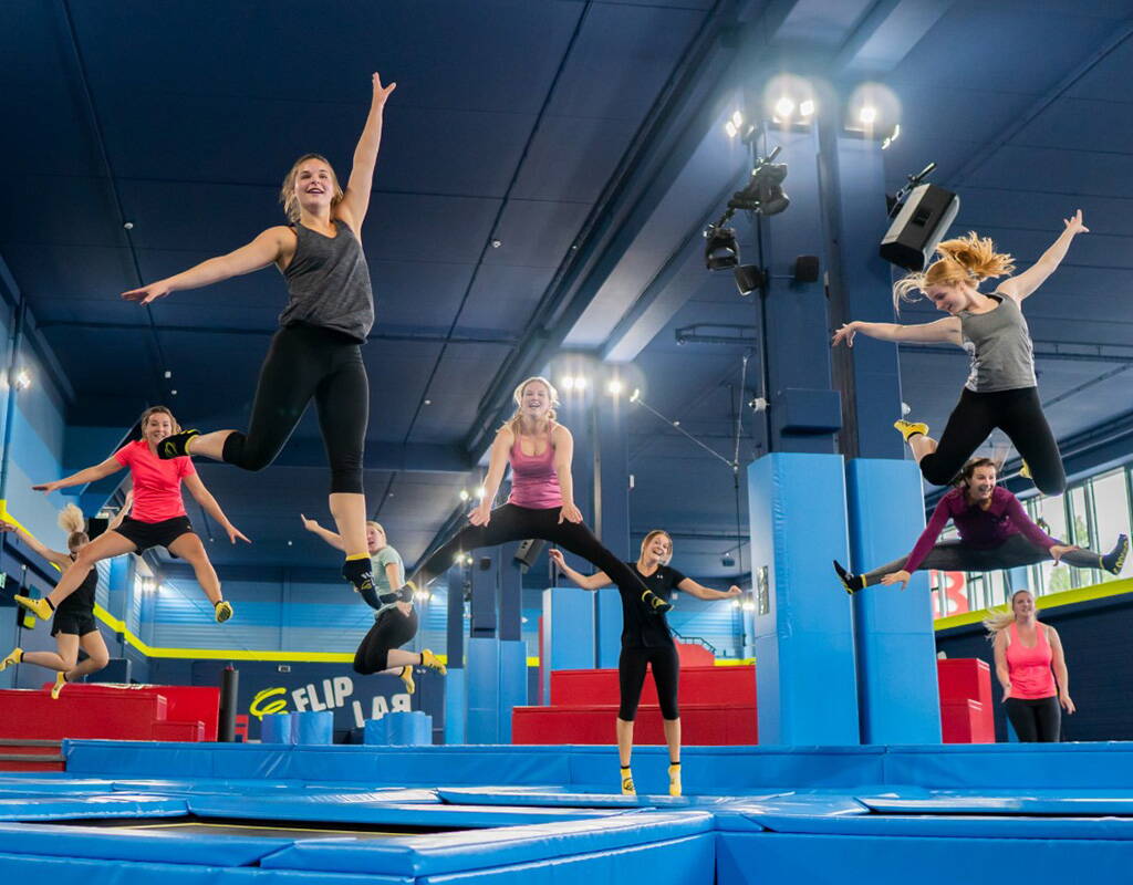 Salta nell’avventura al FLIP LAB Zurigo nel Riedmatt Center! Su 3.000 metri quadrati ti aspetta un mondo di avventure sicuro: trampolini divertenti, campo di dodgeball, trampolini a muro, trampolini da basket e freestyle con bounceboard e bungee, poi il Base Ninja Parkour e per la prima volta il FlipParkour e il trampolino interattivo. FLIP LAB Zurigo è il divertimento definitivo con qualsiasi tempo.