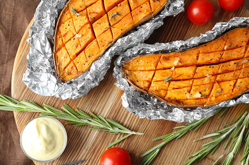 Die Potatoes in Alufolie verpackt im Backofen backen bis sie gar sind (mit dem Messer ab und zu testen, da die Backzeit relativ unterschiedlich ist). Schneller geht es, wenn diese vor dem Einwickeln halbiert und eingeschnitten werden. 