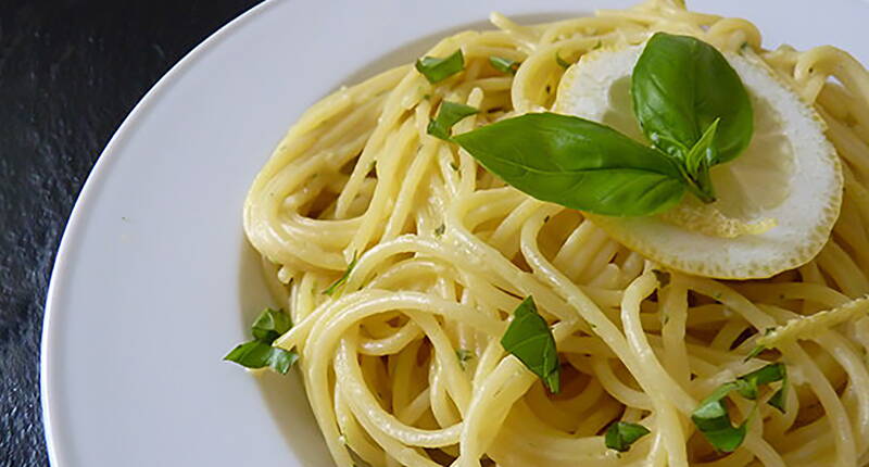 Ein Rezept, welches an die Sommerferien in Bella Italia erinnert. Die Zitronenspaghetti sind in nur einer halben Stunde zubereitet.