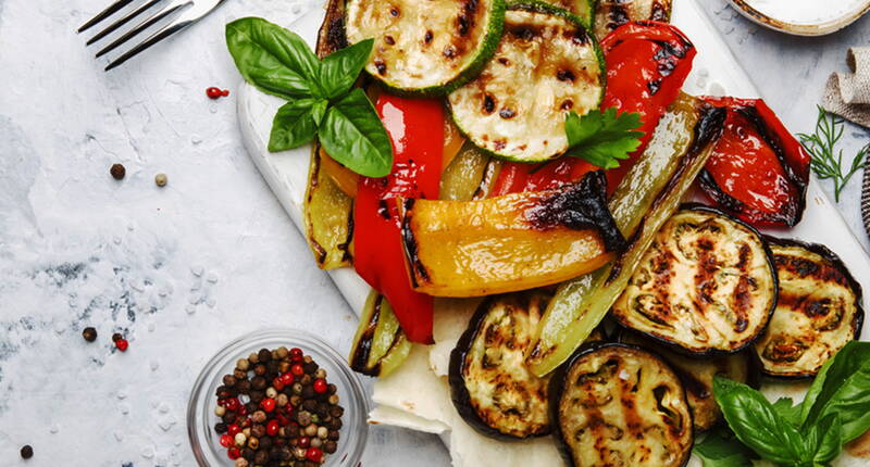 Nicht nur bei Vegetariern & Veganer findet das leckere Grillgemüse immer mehr Anhänger. Zucchini, Auberginen, Peperoni, Tomaten, Champignons, Zwiebeln, Knoblauch, Süsskartoffeln, Kartoffeln u. v. m. eignen sich perfekt dafür.