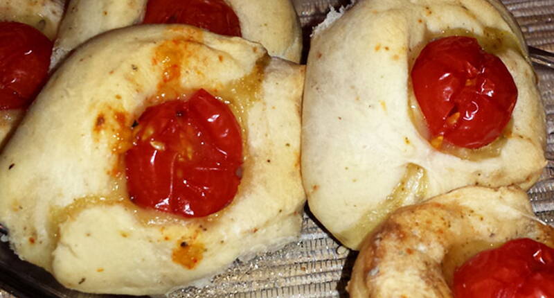 Aus Mehl, Wasser, Olivenöl, Salz, Zucker, italienischer Würzmischung, Cherrytomaten, Salz und Pfeffer für die nächste Party Pizza Schiffchen herstellen.