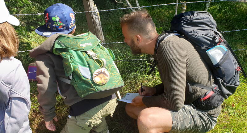 Smartphone Schnitzeljagd Family – Lade dir deinen 20% Rabatt-Gutschein herunter. Ausgerüstet mit deinem Smartphone und den Spielunterlagen, machst du dich auf die Jagd. In Sursee unterstützt du den Zwerg «Sori» und auf der Ahorn Alp die Hexe «Mary».