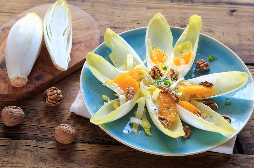 Cette salade est vraiment fantastique: elle combine l'amertume du chicorée avec la douceur des oranges, le croquant des noix et le goût rafraîchissant de la vinaigrette. Une entrée belle et délicieuse.