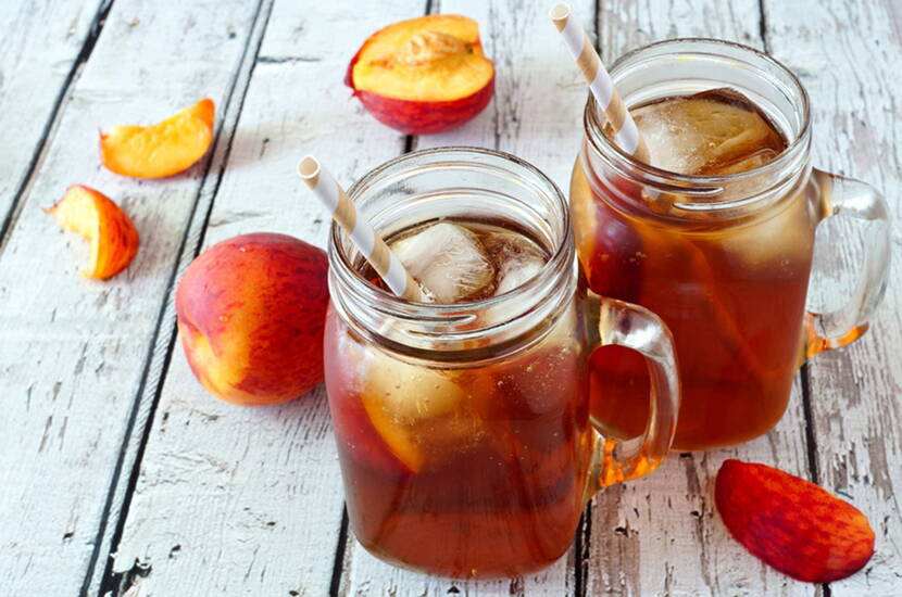 Dazu Schwarztee aufgiessen und 5 Minuten ziehen lassen. Teekraut entfernen und den Tee kühlstellen. Pfirsiche vom Stein befreien und in Stücke schneiden. Diese zusammen mit wenig Zucker oder Stevia (braucht nicht viel, die reifen Pfirsiche sind ja schon sehr süss) in eine Pfanne geben. 