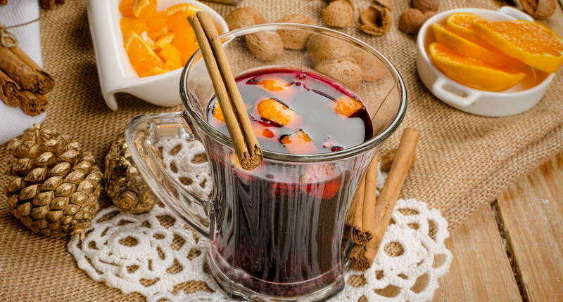 Der Glögg-Duft hängt zur Advents- und Weihnachtszeit in Schweden in der Luft. Das heisse Weingetränk ähnelt unserem Glühwein und gehört zum Fest dazu.