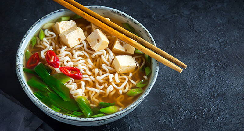 Die klassische japanische Suppe findet auch hier immer mehr Fans. Die Zutaten können beliebig ausgetauscht oder erweitert werden. Ob vegetarisch, mit Tofu oder durch die Beigabe von Fleisch oder Fisch, ist jede zubereitete Suppe anders. 