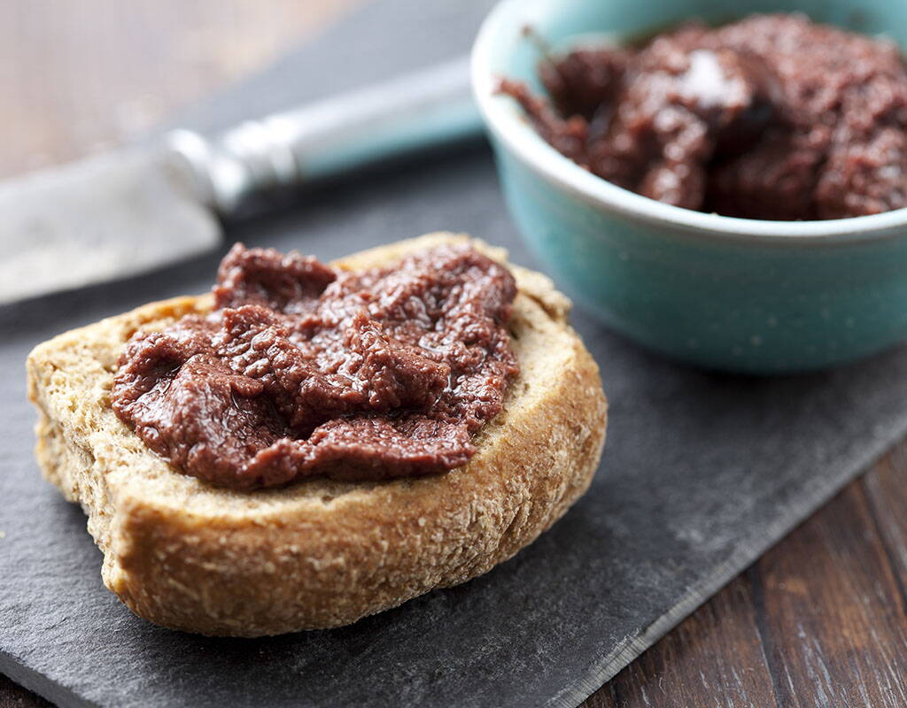 Man mag Oliven oder man mag sie nicht. Wenn du zur ersten Gruppe gehörst, wird dich unser Rezept für eine original spanische Tapenade begeistern. Die Herstellung ist übrigens kinderleicht. Ausprobieren lohnt sich!