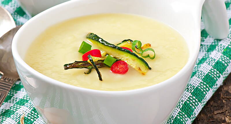 Eine raffinierte Creme-Suppe mit viel Pfiff. Ob als Vorspeise oder Bestandteil eines Apéro-Buffets – die Zucchini-Cremesuppe ist immer die perfekte Wahl.