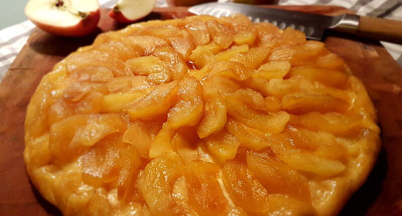 Anders als beim normalen Apfelkuchen, wird der Deckel nach dem Backen zum Boden. Eine herrlich süsse und schmackhafte Apfelkuchen-Variante.