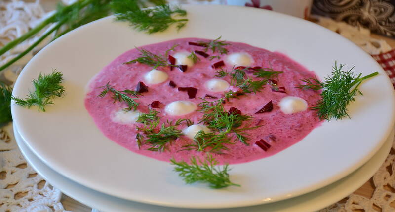 Die litauische Randen-Suppe wird kalt serviert und verspricht eine köstliche Erfrischung. Durch die Zugabe von Essiggurken und dem Kefir erhält sie eine leichte Säuerung, die nicht nur äusserst lecker schmeckt sondern auch einen positiven Einfluss auf die Verdauung hat. Dill und Randen.