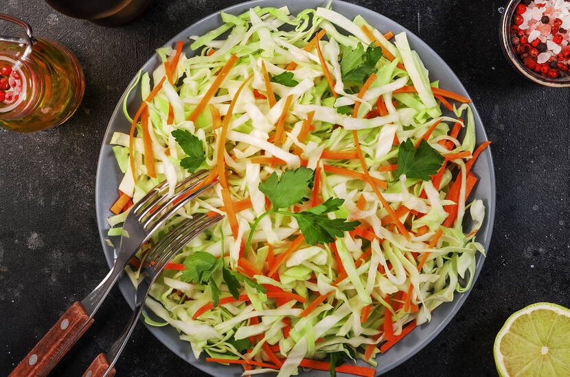 Er besteht auf kleingeschnittenem oder gehobeltem Kabis und Rüebli. Am besten schmeckt er an einer Senf-Honig-Sauce.  