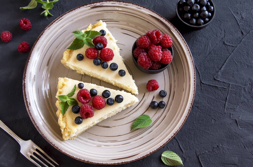 Cheesecake wird aus zerbröselten Keksen (welche den Boden bilden) Butter, Zucker, Stärke, Quark, Eiern, Rahm und Zitrone hergestellt. Wie schon die Zutaten erahnen lassen, handelt es sich dabei um eine wahre Kalorienbombe. 