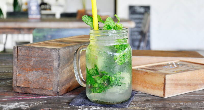 Der alkoholfreie Mojito erfrischt und schmeckt Jung und Alt. Innert 10 Minuten hergestellt, der ultimative Sommerdrink für Jung und Alt.