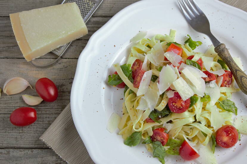 Se si ha molta fretta, la salsa «Pizza Margherita» è la soluzione perfetta. Mentre la pasta cuoce al dente, tagliare a metà qualche pomodorino cherry, spezzettare qualche foglia di basilico e aggiungere la pasta. Cospargere di scaglie di parmigiano, salare e pepare a piacere.