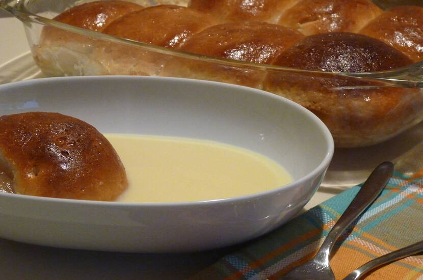 Dampfnudeln, das Lieblingsrezept vieler Kinder. Serviert mit Vanillesauce oftmals das Wochenhighlight an vielen Familientischen in der ganzen Schweiz. A