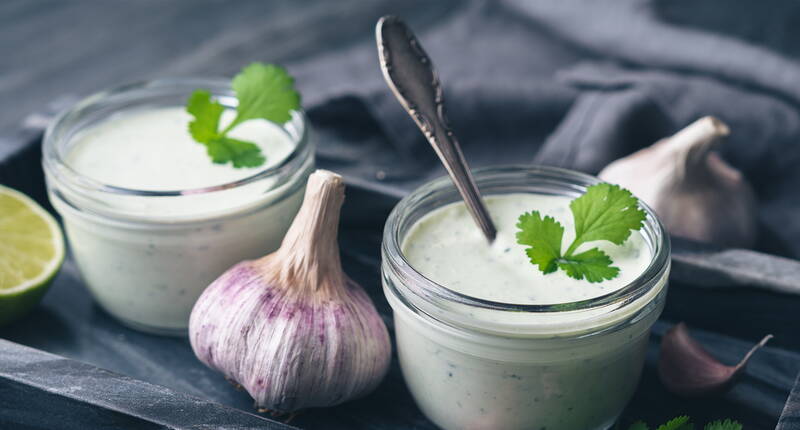 Der passsende Begleiter zu grilliertem Fleisch, Gemüse oder Gemüsesticks. Für die Herstellung haben wir griechischen Joghurt benutzt. Wer die Kalorien zusätzlich reduzieren möchte, ersetzt diesen durch fettreduzierten Magermilch-Joghurt.