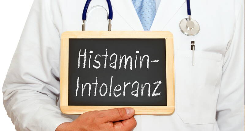 Bei einer Histaminunverträglichkeit beziehungsweise Histaminintoleranz, wird das körpereigene Histamin, dass zu den Gewebshormonen zählt, durch die Nahrung aufgenommene Histamin und nicht genügend abgebaut.