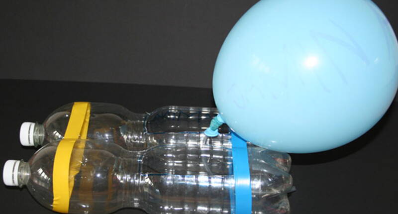 In unserer Bastelanleitung erfährst du wie du aus PET-Falschen, einem Ballon, Gummi- und Isolierband ein Boot mit "Motor" bauen kannst. 