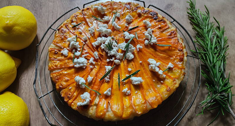 Scopri la nostra ricetta per una deliziosa tarte tatin alle carote. Perfetta per ogni occasione, facile da preparare e un vero colpo d’occhio per il tuo prossimo aperitivo. Con carote fresche, feta e rosmarino.