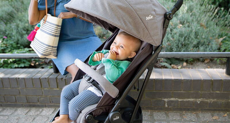 Unterwegs mit Kindern – Was gibt es zu beachten?. Bei Flug- oder Zugreisen: Je leichter und kompakter der Kinderwagen desto besser