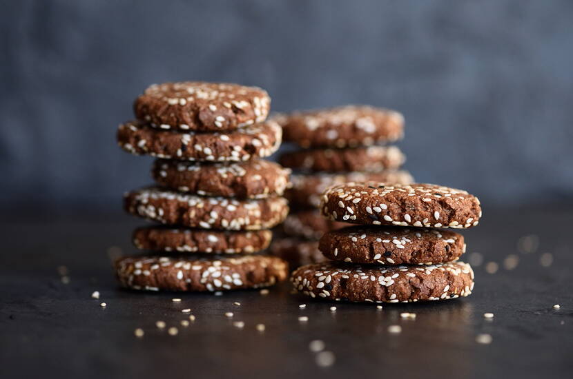 Rôtir brièvement les graines de sésame et les amandes dans une poêle (sans huile), puis les mettre de côté. Mélanger tous les autres ingrédients, pétrir et réfrigérer pendant environ 1 heure. 