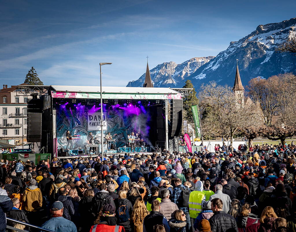 Dal vivo e pieno di emozioni, un open-air unico ti aspetta il 1° gennaio nel mezzo delle montagne imponenti! Lasciati incantare dalla musica coinvolgente e dall’atmosfera energica e goditi i concerti dei migliori artisti svizzeri all’aperto.