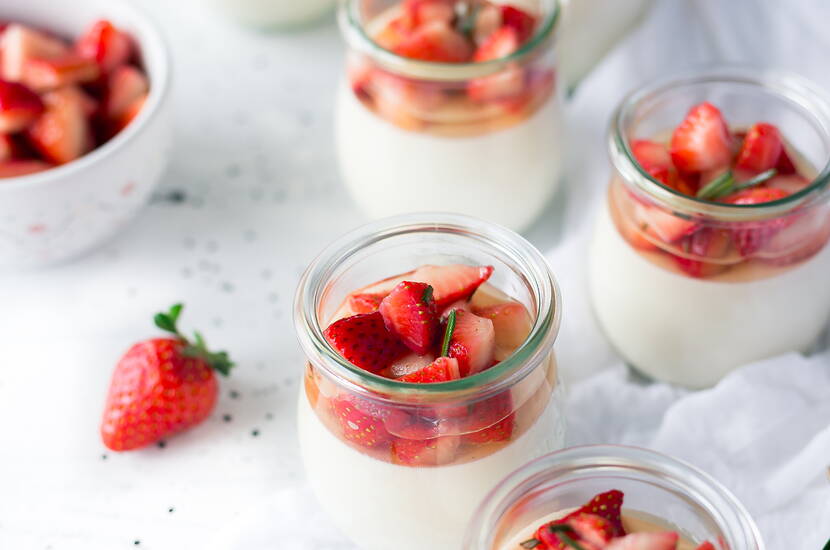 Ein leckerer, selbstgemachter Beeren- oder Fruchtjoghurt ist die perfekte Zwischenmahlzeit. Verzichte auf Fertigprodukte und stelle deinen Joghurt mit Beeren und Früchten der Saison selbst her.