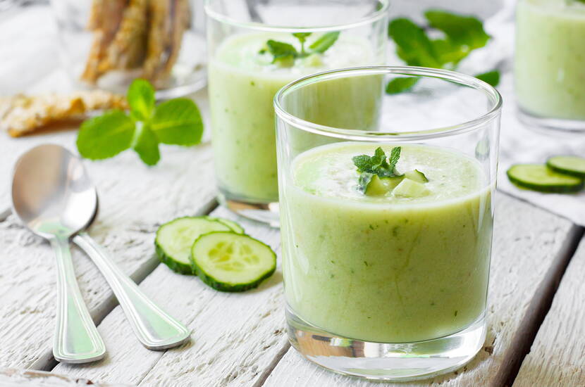 Gurken helfen dabei, die verlorene Flüssigkeit wieder aufzufüllen. Und ergeben,  zusammen mit Avocado und Minze, eine äusserst wohlschmeckende Kombination. Wem die Suppe zu farblos erscheint, kann diese vor dem Servieren noch mit roten und/oder gelben Tomatenwürfeli bestreuen. 