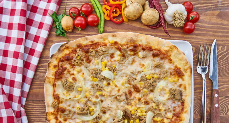 Mit unserem Rezept gelingt dir die weltbeste Thunfisch Pizza mit Süssmais. Wir führen dich durch die Teig- zur Saucenherstellung und geben dir Tipps, wie ein fantastischer Boden gelingt. Du kannst das Basisrezept noch mit Zutaten wie Peperoni, Oliven, frischem Spinat, Tomatenwürfeli u. v. m. ergänzen.