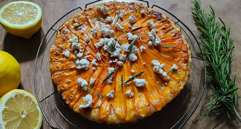 Découvrez notre recette pour une délicieuse tarte tatin aux carottes. Parfaite pour toutes les occasions, facile à préparer et un véritable accroche-regard pour votre prochain apéritif. Avec des carottes fraîches, de la feta et du romarin.