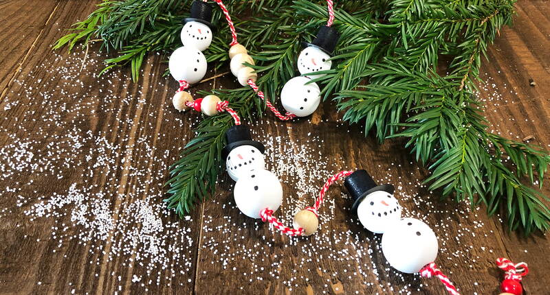 Aus Holzkugeln, Holzspiesse, Zylindern und Schnur entstehen ganz fix süsse Schneemänner, der sowohl Weihnachtsbaum, Adventsfenster als auch nach Weihnachten den Eingangsbereich winterlich ziert. Wie ihr diesen mit wenig Aufwand mit den Kindern nachbasteln könnt, erfahrt ihr hier.