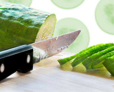 Gurken-Gesichtsmaske – geeignet für trockene Haut, lindert Schwellungen und Sonnenbrand Eine selbstgemachte Gesichtsmaske aus Gurken kann dazu beitragen, die Haut zu beruhigen und zu erfrischen, da Gurken viel Flüssigkeit und Vitamine enthalten. Die Maske eignet sich besonders für Menschen mit empfindlicher oder zu Akne neigender Haut.