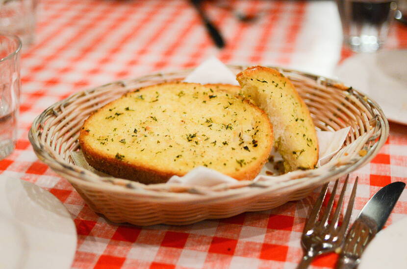 Darf bei den Meisten bei einem gemütlichen Grillabend nicht fehlen. Füge doch der Buttermasse das nächste Mal noch etwas feingeschnittenen Bärlauch oder Peperoncini bei.