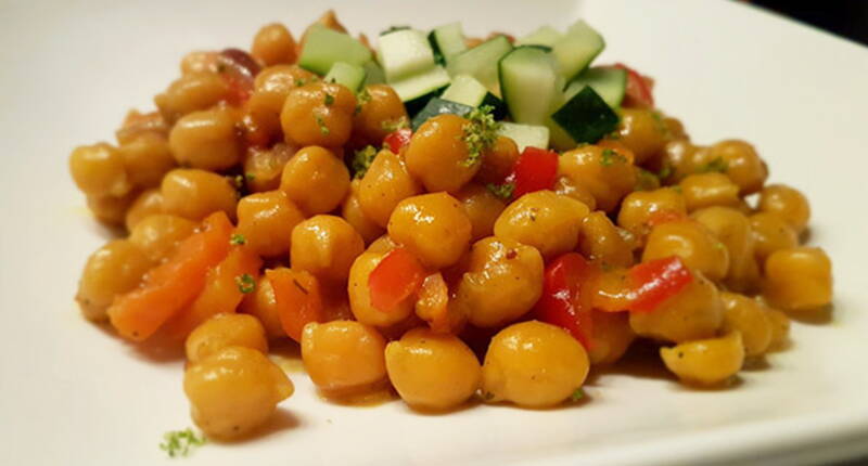 Un curry de pois chiches merveilleusement délicieux qui convient aux végétaliens, aux végétariens et aux mangeurs de viande et qui peut être préparé avec différents légumes.