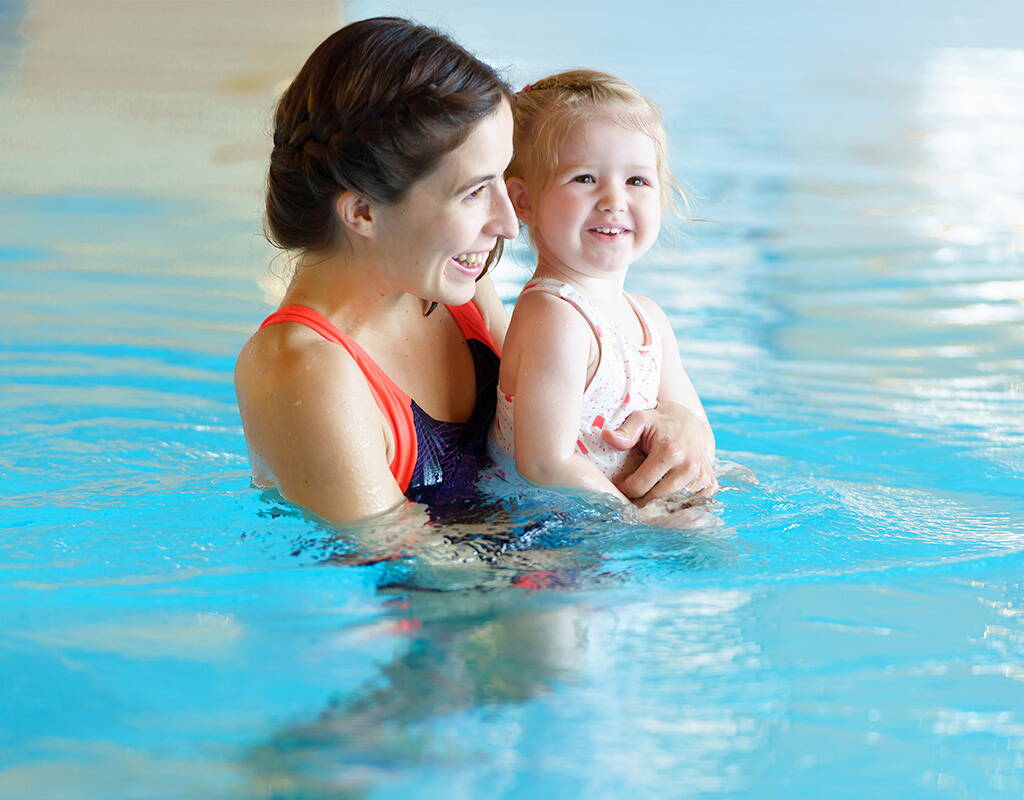 Profitiere jetzt von CHF 20.– Rabatt auf die Baby- und Kinderschwimmkurse von First Flow. Mithilfe der Kurse stärkst du die Eltern-Kind-Beziehung und erlebst tolle Lektionen, in welchen dein Kind das Element Wasser entdecken kann.