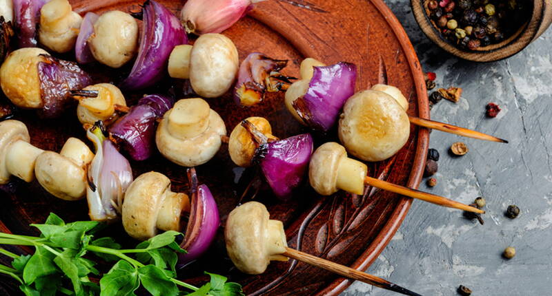 Wer kennt die Situation nicht? Der Grillabend mit Freunden fängt gerade an, als sich unvermutet jemand meldet, der kein Fleisch essen mag. Als Alternative zu den Gemüsespiessen bieten sich die Pilzspiesse geradezu an, da sie mit Dosen-Champignons hergestellt werden.